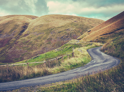 孟菲斯风视频边框苏格兰风山路背景
