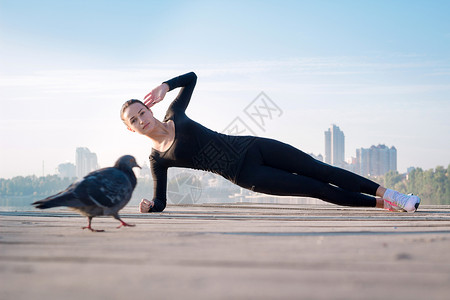 鸽子瑜伽素材在体育培训锻炼期间 妇女在码头参加健身操练背景