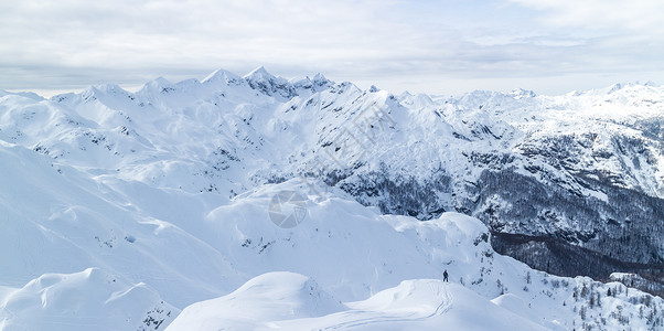 在山顶搭乘游艇滑雪机行动爬坡危险冒险高山闲暇天空风险季节假期背景