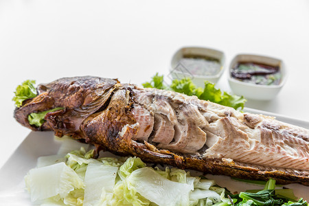 灰鱼鲑鱼假期鱼片蔬菜熏制黑鱼农村食物烧烤食谱背景图片