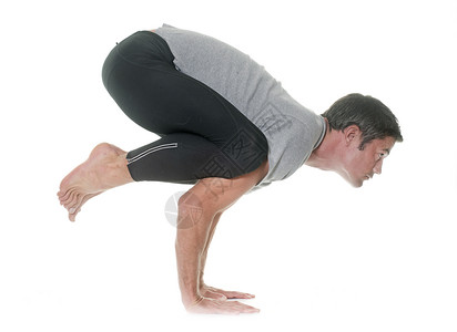 演播室的瑜伽男男人瑜珈姿势假名乌鸦训练演员工作室体操运动背景图片