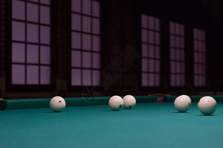 白俄罗斯台球在绿色游戏桌上的方球位置背景图片
