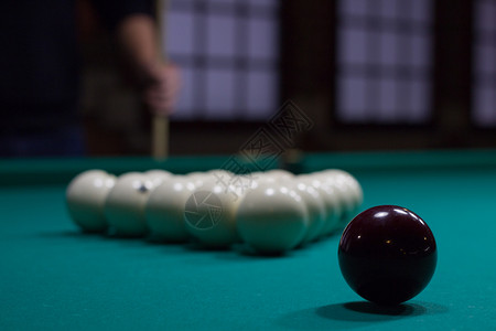 俄罗斯烟囱 绿色桌上的黑白球和黑白球背景图片
