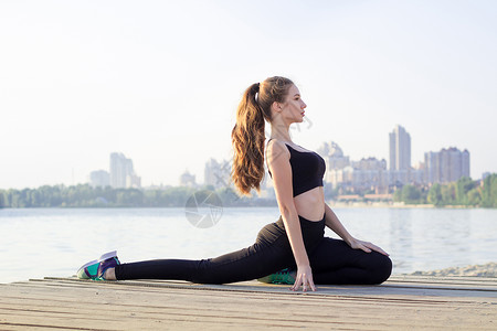 找到自己在运动锻炼练习中 身体健康妇女的双腿伸展背景