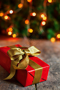 圣诞节素材包礼物包在圣诞灯的背面上背景庆典丝带玩具惊喜季节展示包装装饰金子背景