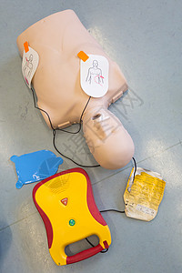 自动体外除颤仪使用AED的急救复苏课程学习心脏病程序压缩学生娃娃储蓄者胸部帮助孩子们背景