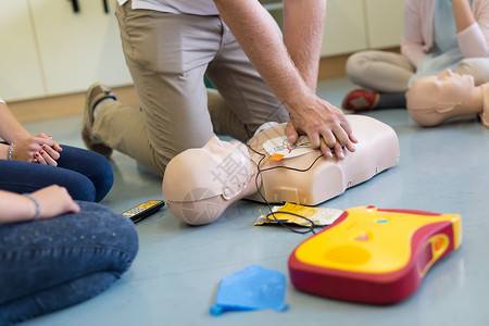 自动体外除颤仪使用AED的急救复苏课程学校学生按摩玩具教育学习压缩讲师救援情况背景