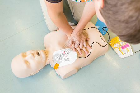 自动体外除颤仪使用AED的急救复苏课程胸部安全压缩学校除颤器心脏心脏病玩具帮助按摩背景