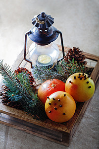 木箱中的圣诞葡萄果配饰装潢林地蜡烛新年专业个人绿色地板针叶树背景图片