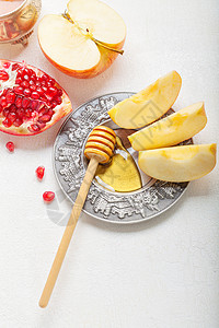 的苹果 石榴和蜂蜜饮食盘子水平健康饮食静物桌子概念节日北斗七星文化背景图片