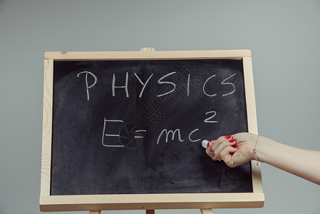 物理老师黑板上的物理词和公式 Emc2灰尘大学白色数学科学黑色代数老师速度学校背景