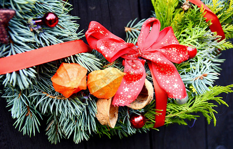 圣诞装饰花圈红色白色庆典松树假期木头圆形装饰品花环棕色背景图片