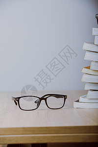 书目和眼镜文学学习眼睛桌子工作办公室学校电脑咖啡教育背景图片