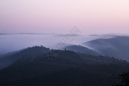 遥远的距离清晨的山地层阴影阳光灰色山峰风景情绪丘陵阴霾地平线背景