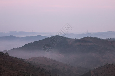 多雾路段清晨的福吉山丘薄雾风景山峰阴霾地平线灰色阴影情绪丘陵阳光背景