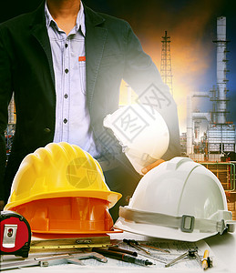 石油炼油厂工厂的工程师工作表 2003年工作台安全帽燃料安全制造业工程头盔建筑重工业植物背景图片