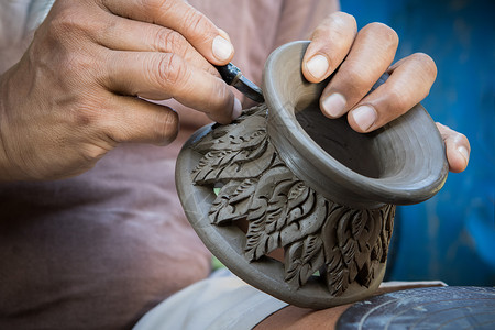 做泥陶器雕塑精美的陶艺艺术家高清图片