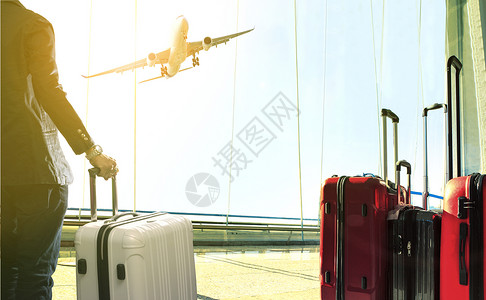 营业员和在机场站立的一堆旅行行李背景图片
