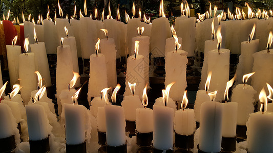 蜡烛是献给众神的祭品教会怜悯庆典宗教假期团体仪式场景崇拜辉光背景图片