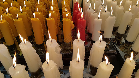 蜡烛是献给众神的祭品怜悯崇拜假期火焰场景烧伤庆典仪式宗教冥想背景图片