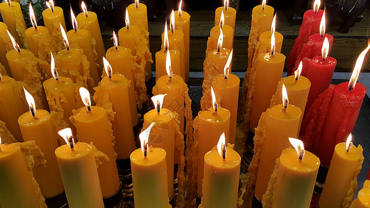 蜡烛是献给众神的祭品教会冥想怜悯仪式辉光团体崇拜假期场景火焰背景图片