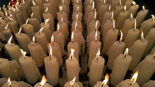 蜡烛是献给众神的祭品仪式假期教会烛光怜悯火焰宗教崇拜团体庆典背景图片