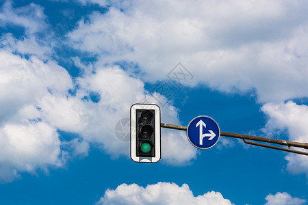 交通灯和路牌高清图片