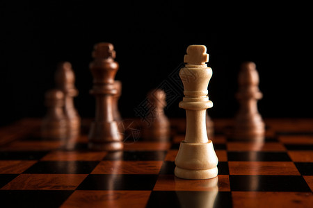 国王的演讲与国王在中间的象棋游戏比赛思维玩家闪电战棋盘压力时间黑色白色竞争对手背景