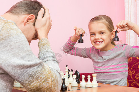 宗师我的女儿很高兴 教皇打过两个棋子 赢了国际象棋背景