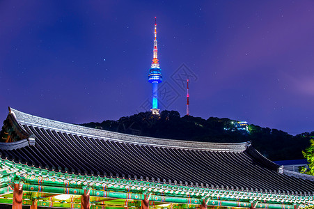 韩国夜晚村和首尔塔位于南韩首尔南山公吨地标场景景观反射城市风景背景