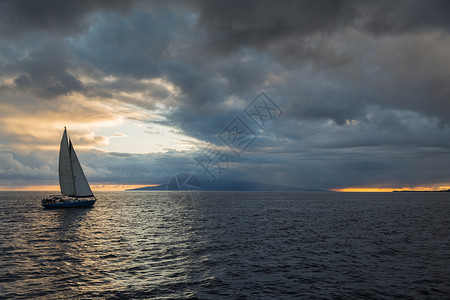 毛伊泰语在毛伊夏威夷海岸外的海面暴风日落天气橙子热带海洋蓝色海浪天堂墙纸风暴海岸线背景