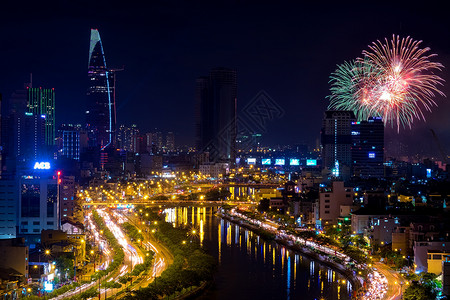 国庆日色彩多彩的烟花建筑庆典水路城市焰火星星中心模块阻塞紫色背景