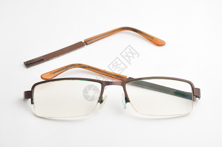 白色背景上的断眼镜眼镜光学材料塑料高清图片