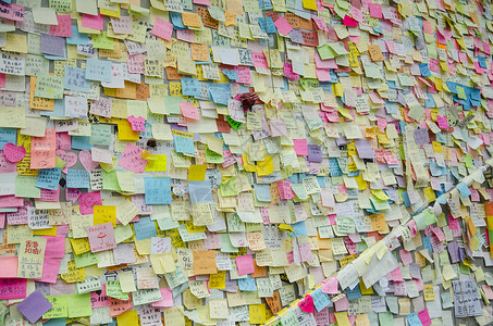 墙上多彩的音符笔记纸文化中心标签贴纸墙壁记忆展示行动笔记背景