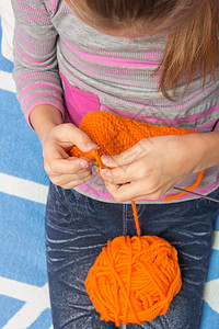 环形针儿童用针头编织围巾的顶端视线背景