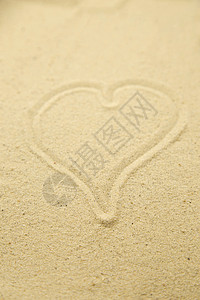 手绘的心沙中画出的心脏 海滩背景 最顶端的视图支撑概念海滨情感阳光海洋海岸粮食绘画手绘背景