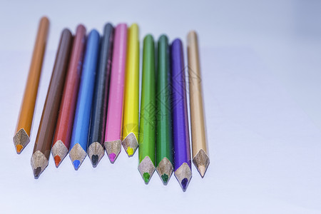 彩色蜡笔工具彩虹蓝色紫色学校白色红色染色绿色黄色背景图片