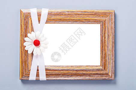 白丝带和鲜花的空木制相框背景图片