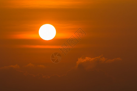 愿天堂没有战争清晨 日出在云上 有明亮的黄太阳魔法日落晴天大太阳地平线阳光橙子太阳射线天空背景