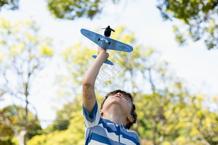玩玩具飞机的男孩公园童年想像力航空农村旅行俏皮航班男性喜悦背景图片