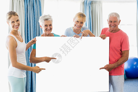 讲师海报背景持有海报的教官和老年人女性老年住宅卫生手势广告牌快乐病人讲师男性背景