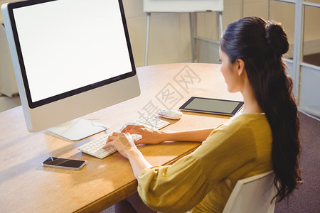 单独工作的商业妇女屏幕公司桌子电子女士键盘电脑显示器电脑电话老鼠背景图片