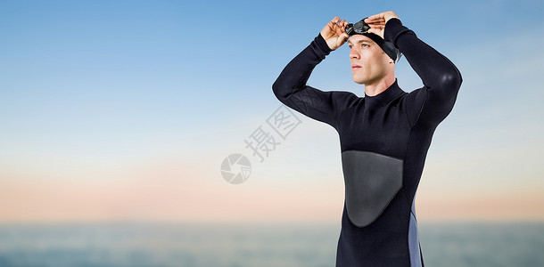身穿游泳护目镜的泳衣游泳者综合图像男性海滩海洋泳帽运动员能力晴天潜水波浪播放器背景图片