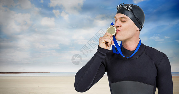 成龙遭强吻游泳者亲吻金牌的复合形象晴天泳帽假期能力运动员阳光快乐活力运动服运动背景