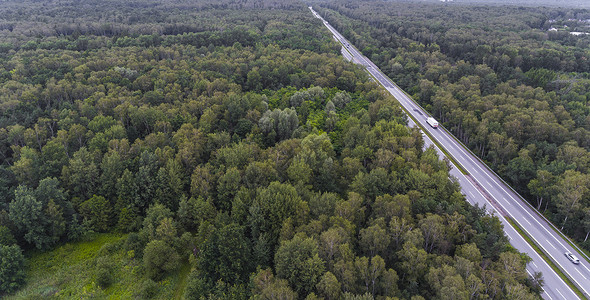 卡托维兹索斯诺维茨波兰的繁忙路景小路路口土地城市踪迹交通驾驶天空绿色衬套背景