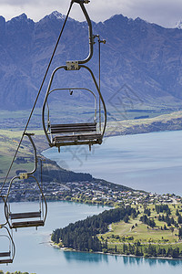 升降椅皇后镇和瓦卡提普湖的风景高山旅游旅行城市顶峰电缆季节公园假期背景