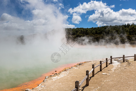 瓦朗热新西兰罗托鲁阿州保留地香槟池地热蒸汽森林地质学沸腾地标旅行矿物橙子蓝色背景