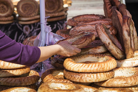 锭剂吉尔吉斯斯坦奥什Osh星期天市场市场文化男人旅行面包蛋糕国家旅游零售生活背景