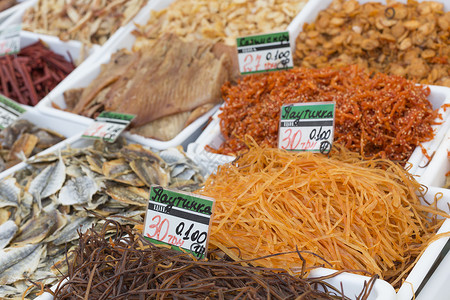 敖德萨市农民市场上的咸盐鱼 每普尔的价格标签熟食生产零售盐渍文化食品产品咸鱼销售小吃背景