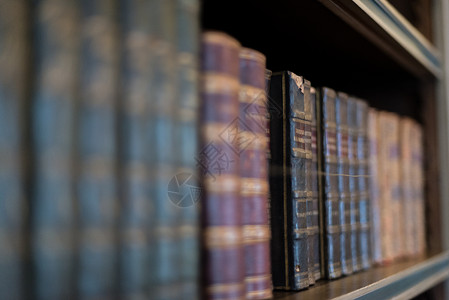 老书柜木架上的旧书教科书书架书柜教育文学木头打印墙纸图书馆科学背景